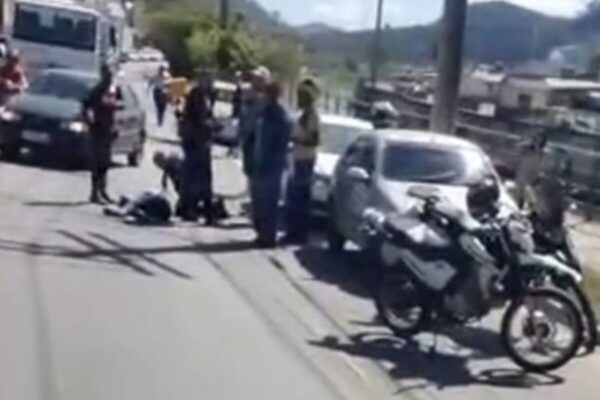 Mulher sofre queda de moto em Nova Friburgo