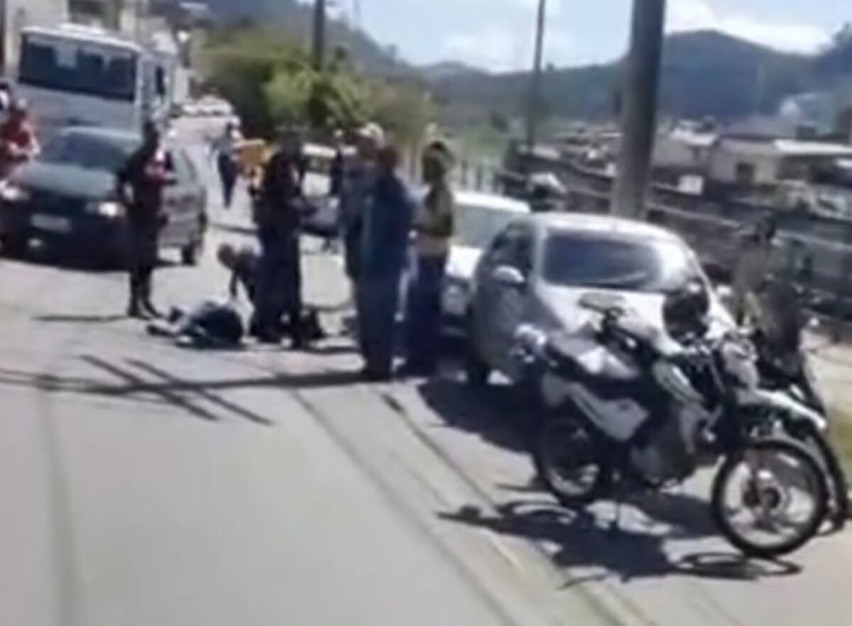 Mulher sofre queda de moto em Nova Friburgo