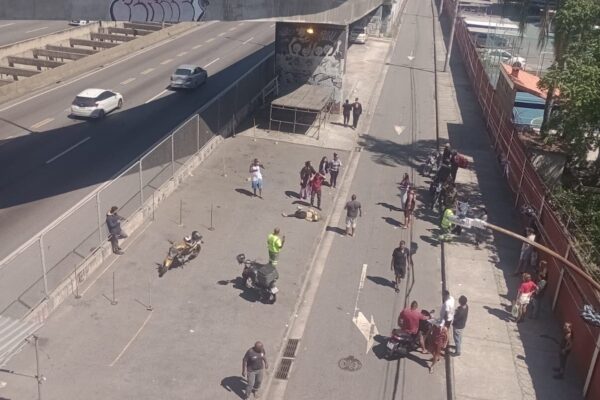 Mulher cai de viaduto após batida de motocicleta no Rio de Janeiro
