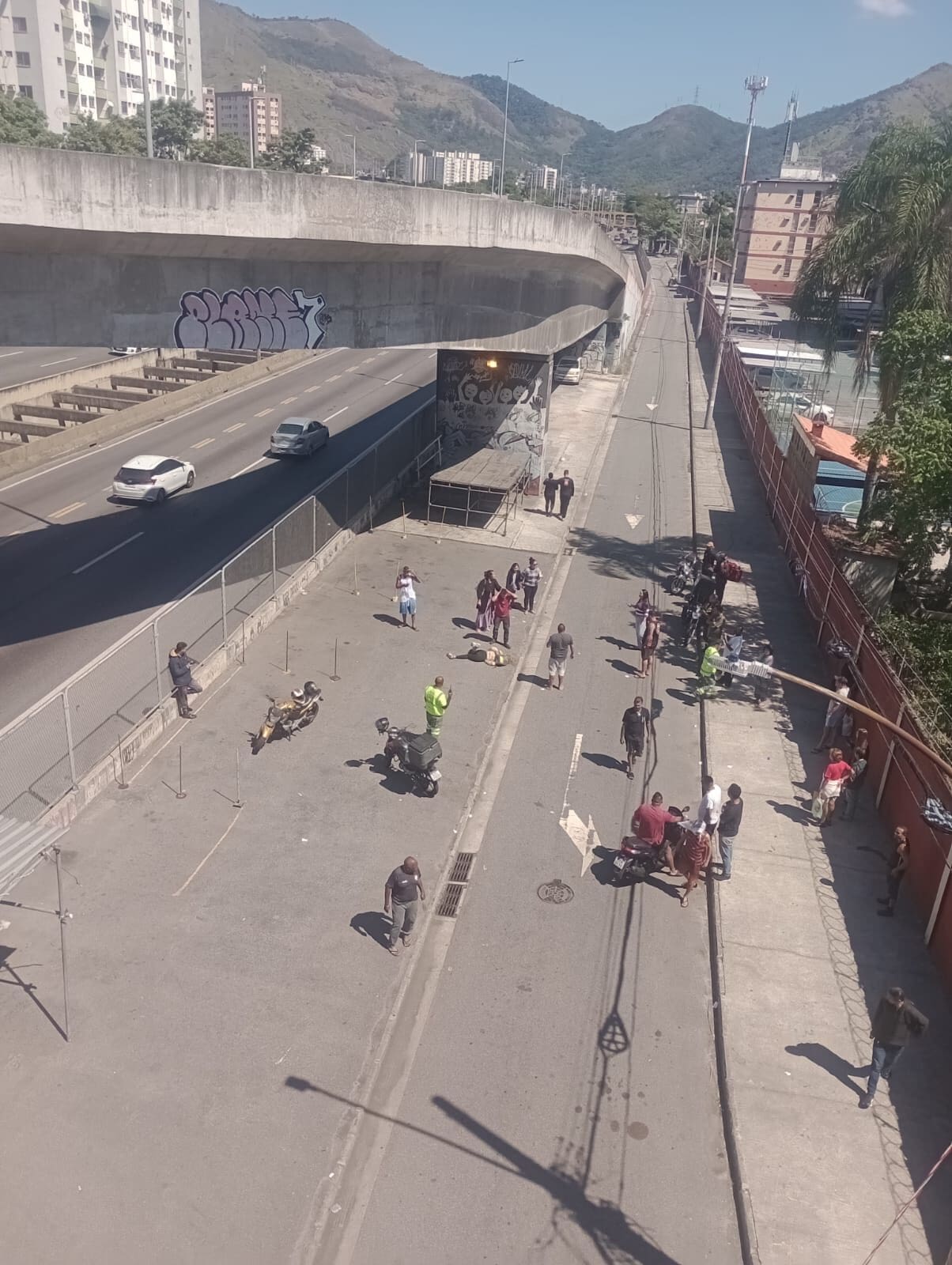 Mulher cai de viaduto após batida de motocicleta no Rio de Janeiro