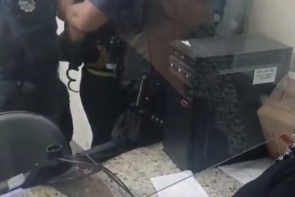 Mulher é algemada ao reclamar de demora em atendimento no Hospital Municipal Raul Sertã