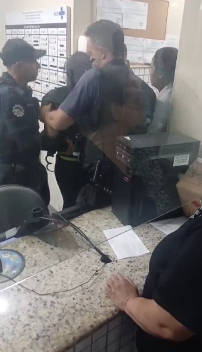 Mulher é algemada ao reclamar de demora em atendimento no Hospital Municipal Raul Sertã