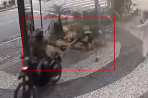 Mulher é arrastada por bandido de moto após ser assaltada no Leblon, Zona Sul do Rio de Janeiro