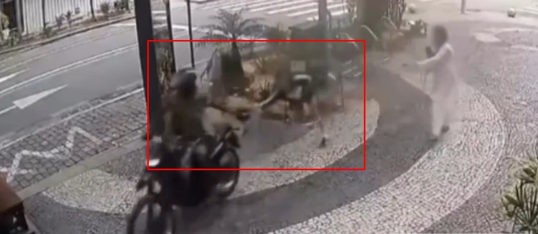 Mulher é arrastada por bandido de moto após ser assaltada no Leblon, Zona Sul do Rio de Janeiro
