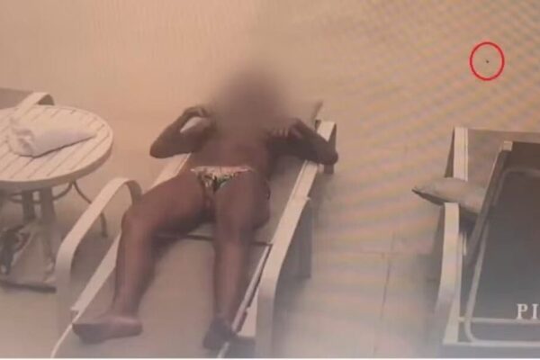 Mulher é atingida por um tiro enquanto toma sol em condomínio na Barra da Tijuca, no Rio de Janeiro