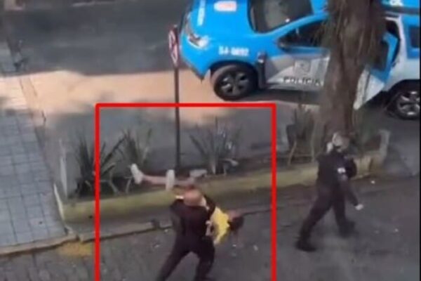 Mulher é tenta fugir mas é presa polícia no Centro de Nova Friburgo