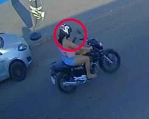 Mulher se distrai ao celular enquanto dirige moto e bate