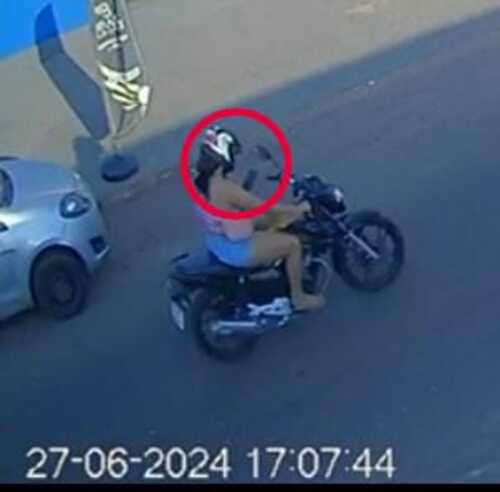 Mulher se distrai ao celular enquanto dirige moto e bate