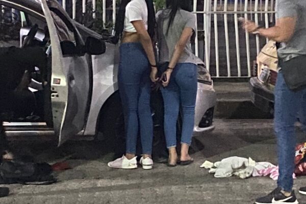 Mulheres assaltam drogaria em Cachoeiras de Macacu (1)