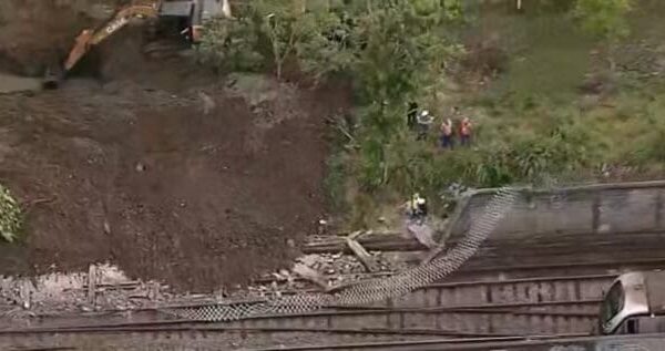 Muro no Engenho da Rainha cai e afeta transporte público no Rio de Janeiro