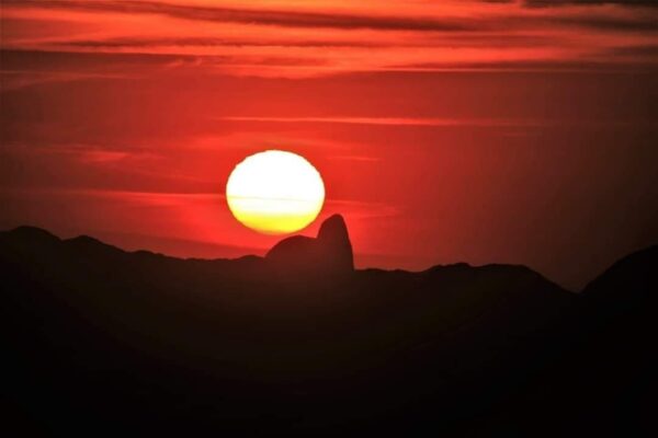 Nascer do Sol por trás da Pedra do Frade visto do Pico da Caledônia em Nova Friburgo - Foto Jalmirez Silva