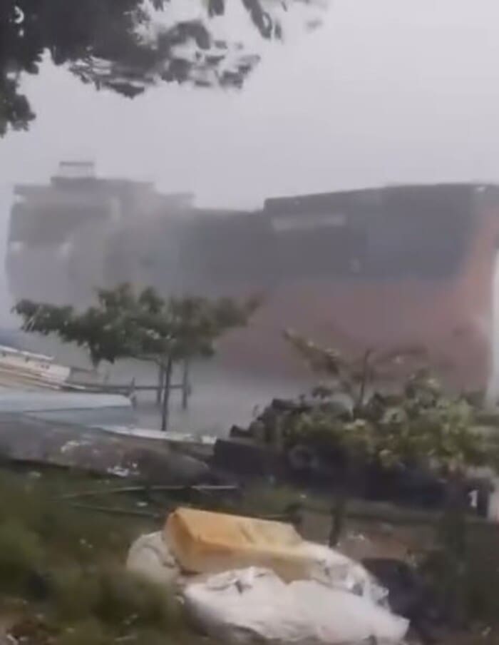 Navio a deriva na Baía de Guanabara no Rio de Janeiro