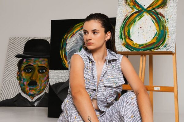 Nicole Lumiere, artista plástica, já expôs suas obras no Museu do Louvre e agora lança exposição em Nova Friburgo