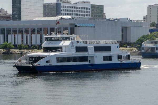 Niterói anuncia acordo para reduzir preço do Catamarã de Charitas a Praça XV, no Rio de Janeiro