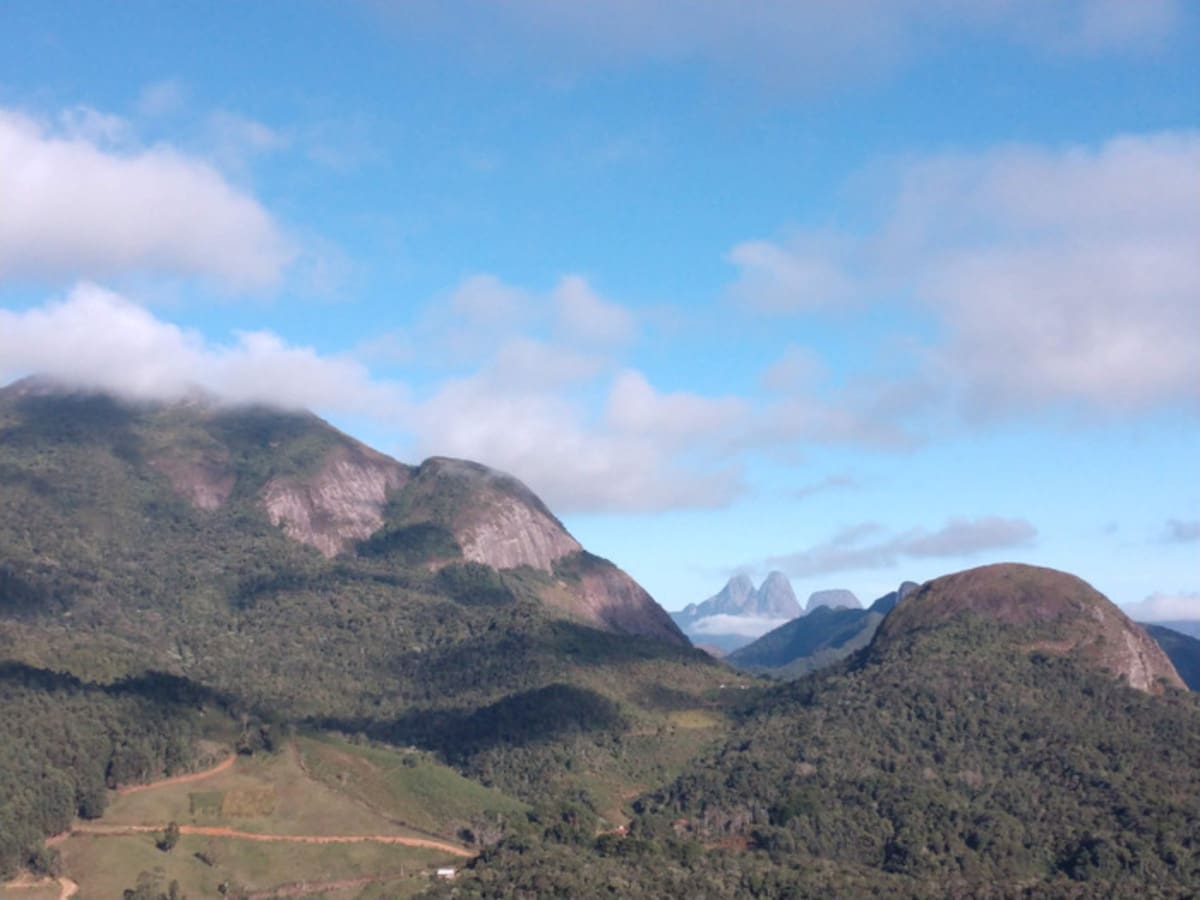 Vista dos Três Picos, da Montanha Chapéu da Bruxa,. em Nova Friburgo
