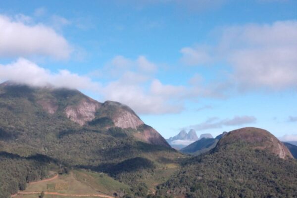 Nova Friburgo registra a temperatura mais baixa do Brasil. Foto exclusiva do EcoSerrano mostra os Montanha do Três Picos, região onde foi registrada a baixa temperatura