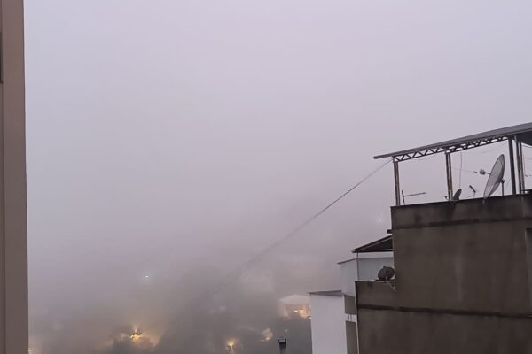 Nova Friburgo amanhece com intenso nevoeiro - Bairros como Centro, Ypu, Perissê, Vila Guarani e Cordoeira foram atingidos (1)