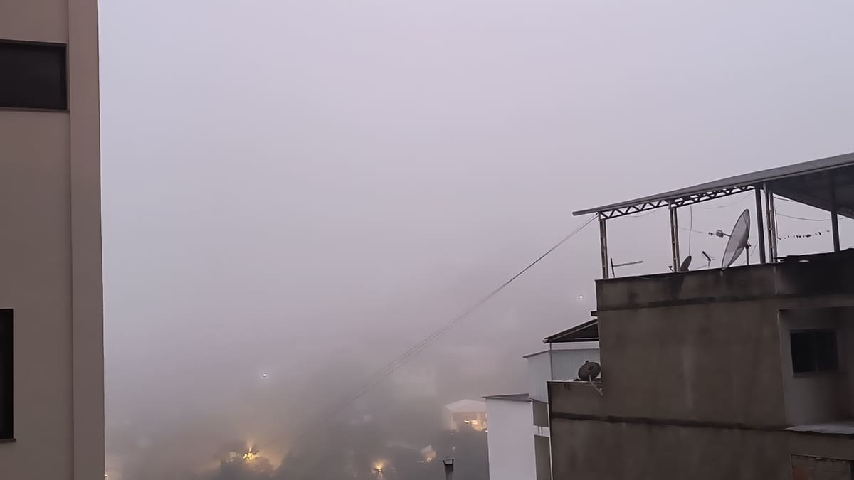 Nova Friburgo amanhece com intenso nevoeiro - Bairros como Centro, Ypu, Perissê, Vila Guarani e Cordoeira foram atingidos (1)