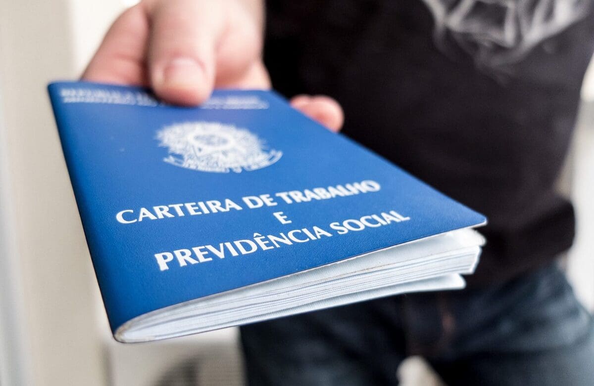 Número de ofertas de emprego aumenta em Nova Friburgo - Friburguenses devem atualizar a Carteira de Trabalho
