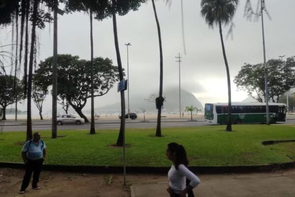 O Morro da Urca encoberto pela neblina, no Rio de Janeiro — Foto Carmélio Dias - Agência O Globo - Tempo Nublado - Chuva