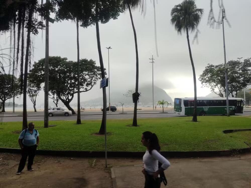 O Morro da Urca encoberto pela neblina, no Rio de Janeiro — Foto Carmélio Dias - Agência O Globo - Tempo Nublado - Chuva