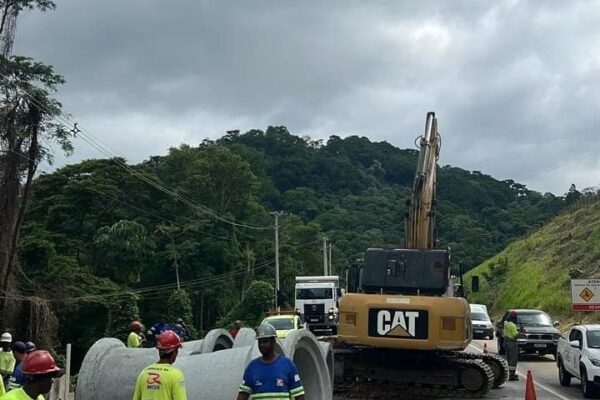 Obra de drenagem na RJ 116 na altura de Bom Jardim deixa trânsito em meia pista (1)