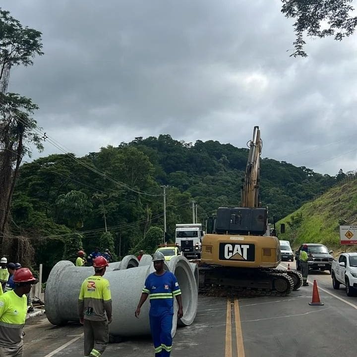 Obra de drenagem na RJ 116 na altura de Bom Jardim deixa trânsito em meia pista (1)