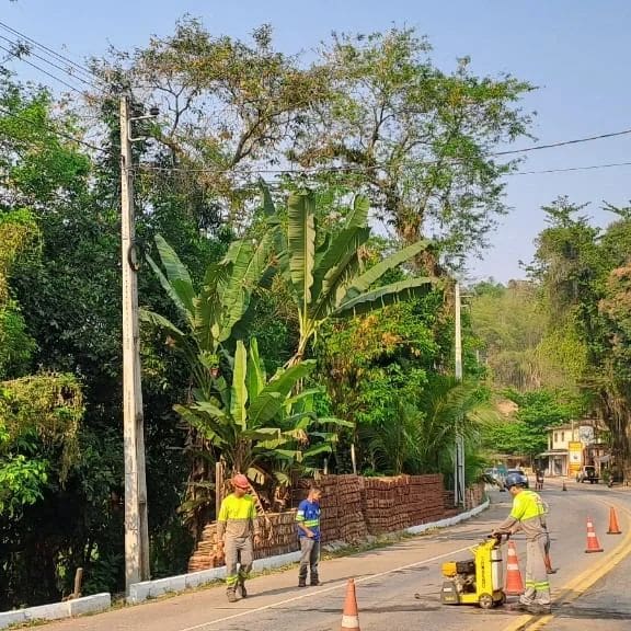 Obras na RJ 116 estão sendo feitas pela Rota 116 na altura de Cachoeiras de Macacu
