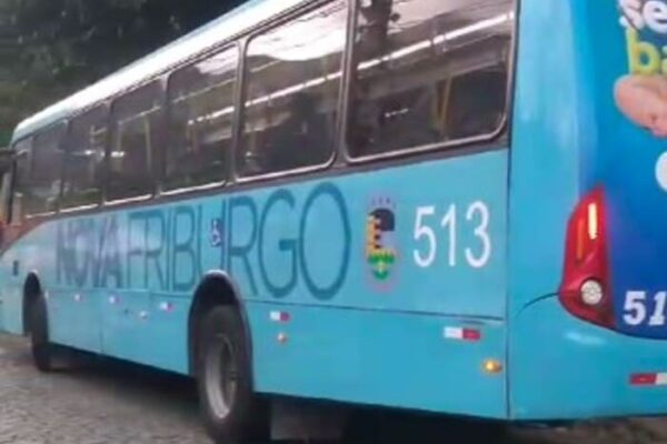 Ônibus parado em Cascatinha com defeito, na cidade de NOva Friburgo-RJ