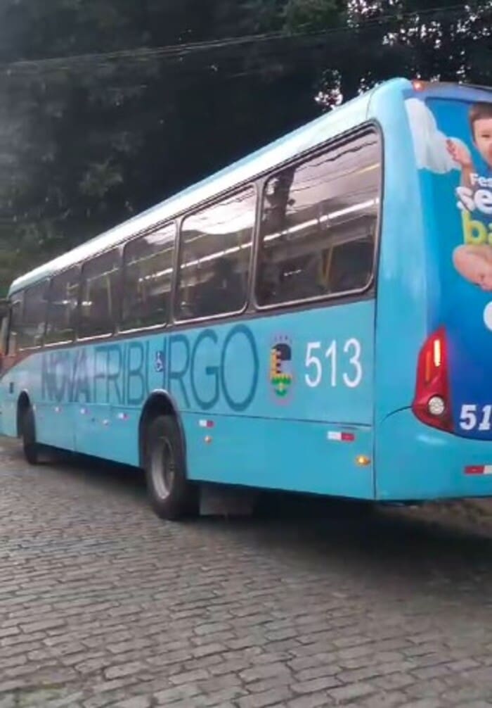 Ônibus parado em Cascatinha com defeito, na cidade de NOva Friburgo-RJ