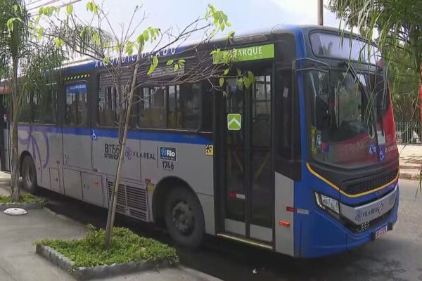 Ônibus da linha 378 (Marechal Hermes x Castelo) seguisse para o Centro do Rio — Foto Reprodução-TV Globo