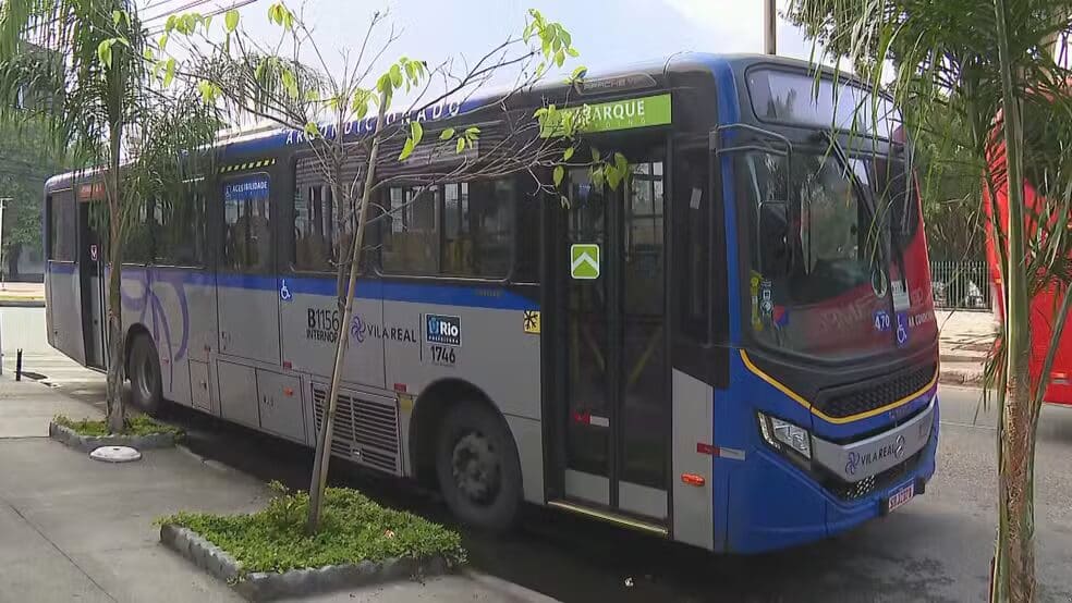 Ônibus da linha 378 (Marechal Hermes x Castelo) seguisse para o Centro do Rio — Foto Reprodução-TV Globo
