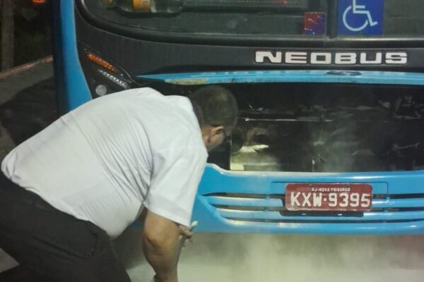 Ônibus da linha Sítio São Luiz pega fogo em Nova Friburgo e motorista age rápido para apagar as chamas (1)