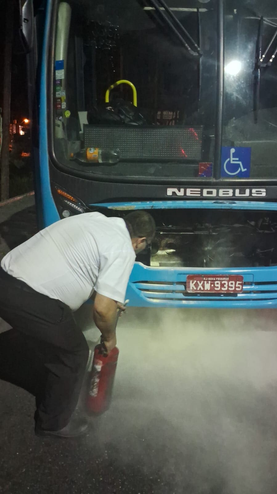 Ônibus da linha Sítio São Luiz pega fogo em Nova Friburgo e motorista age rápido para apagar as chamas (1)