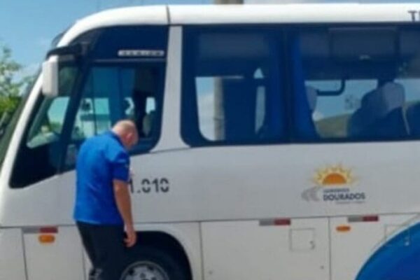Ônibus de empresa que realiza transporte de pacientes de Nova Friburgo pega fogo a caminho de Natividade