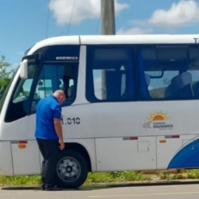 Ônibus de empresa que realiza transporte de pacientes de Nova Friburgo pega fogo a caminho de Natividade