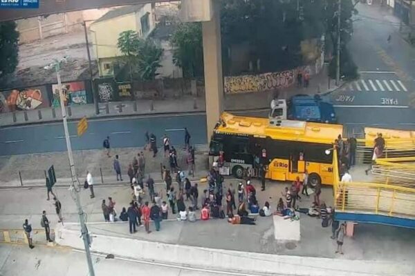 Ônibus do BRT bate no Centro do Rio de Janeiro e deixa 64 feridos