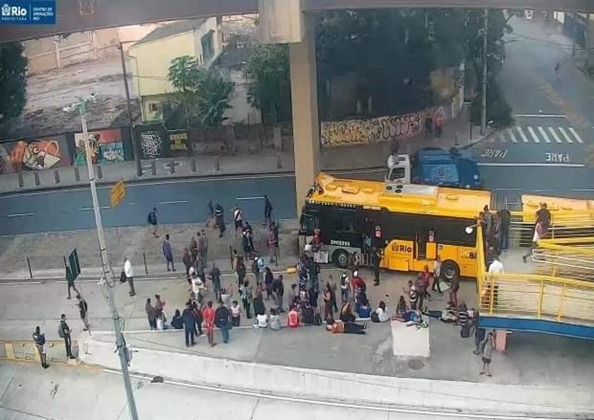 Ônibus do BRT bate no Centro do Rio de Janeiro e deixa 64 feridos