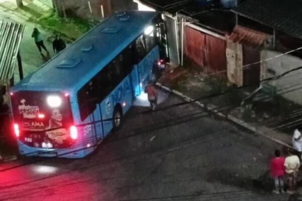 Ônibus fica preso em rua após não conseguir fazer manobra no bairro de Jardinlândia em Nova Friburgo