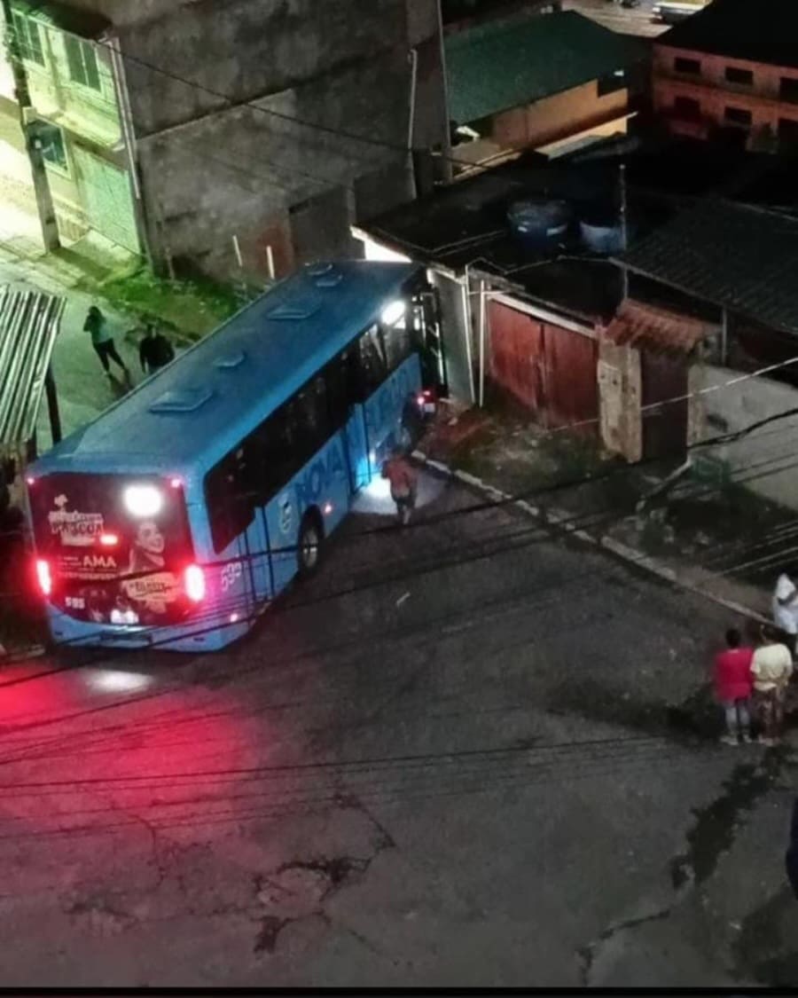 Ônibus fica preso em rua após não conseguir fazer manobra no bairro de Jardinlândia em Nova Friburgo