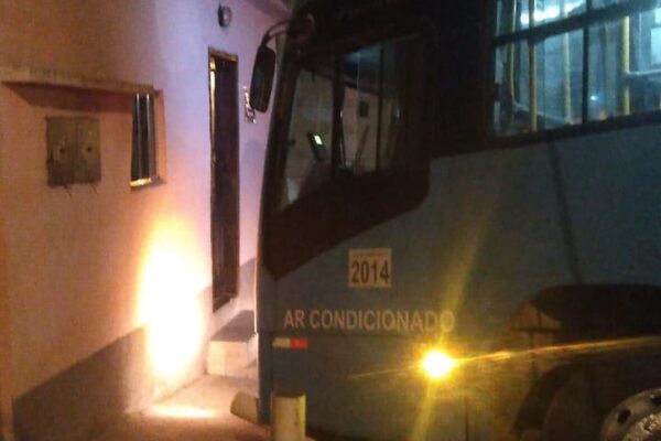 Ônibus invade casa em Nova Friburgo - Moradora faz apelo a FAOL em São Geraldo