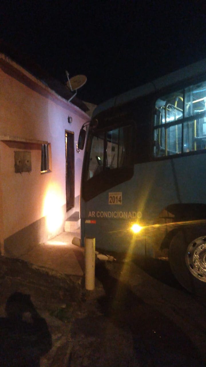 Ônibus invade casa em Nova Friburgo - Moradora faz apelo a FAOL em São Geraldo