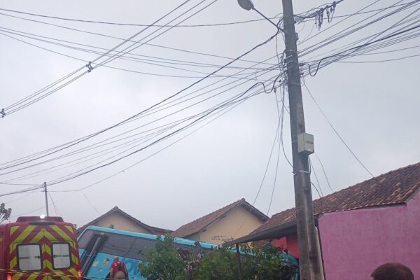 Ônibus invade casa em São Geraldo - bairro de Nova Friburgo (2)