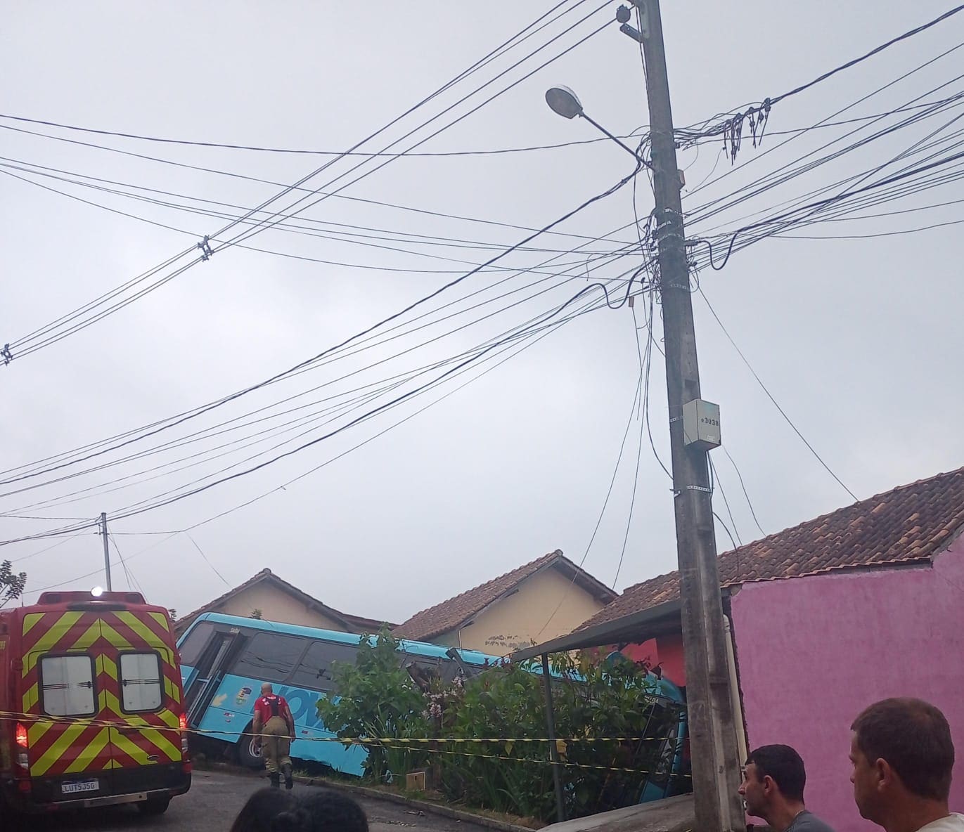 Ônibus invade casa em São Geraldo - bairro de Nova Friburgo (2)