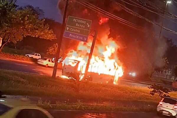 Ônibus pega fogo na Avenida Brasil no Rio de Janeiro em razão de pane elétrica