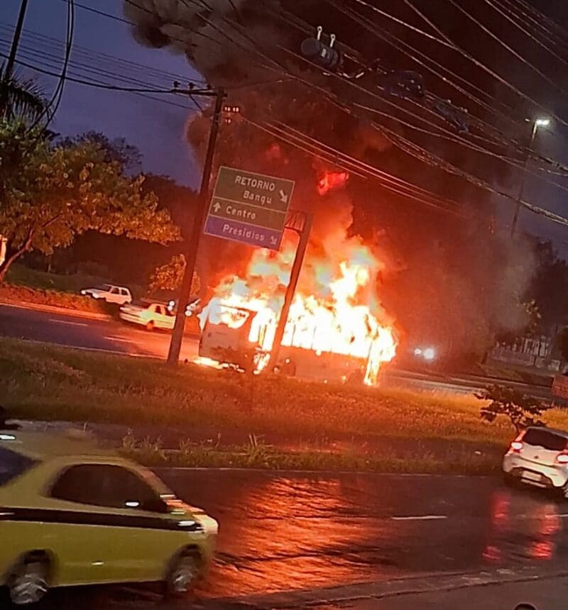 Ônibus pega fogo na Avenida Brasil no Rio de Janeiro em razão de pane elétrica