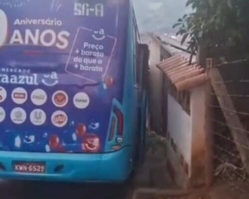 Ônibus quase atinge casa em São Geraldo no Vale das Montanhas em Nova Friburgo