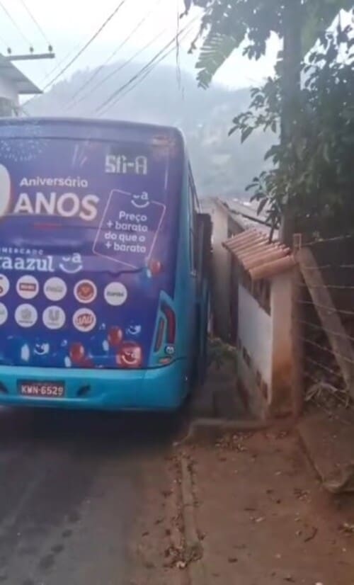 Ônibus quase atinge casa em São Geraldo no Vale das Montanhas em Nova Friburgo