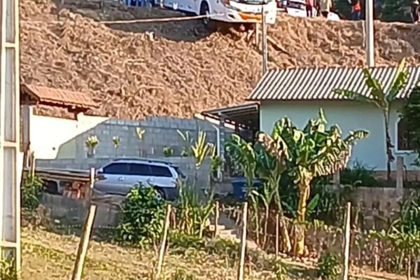 Ônibus quase cai de ribanceira em Campo do Coelho