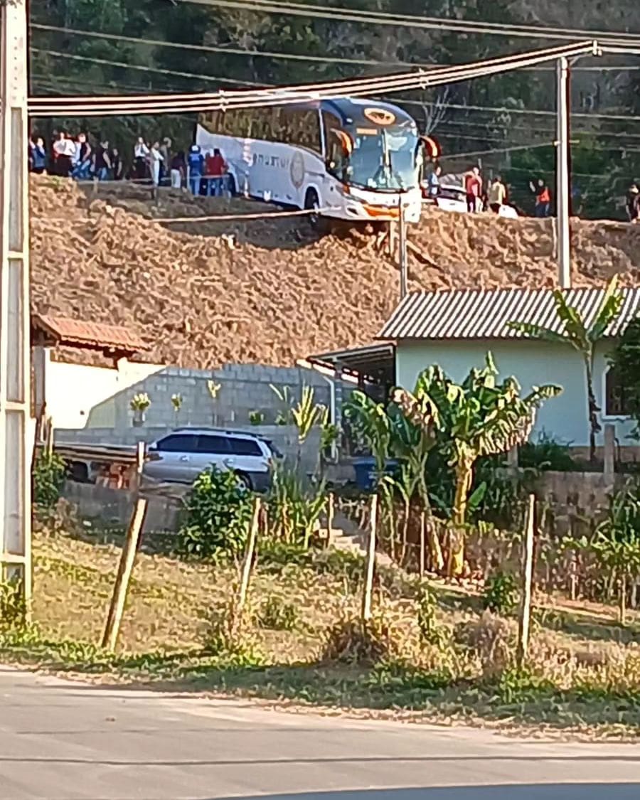 Ônibus quase cai de ribanceira em Campo do Coelho